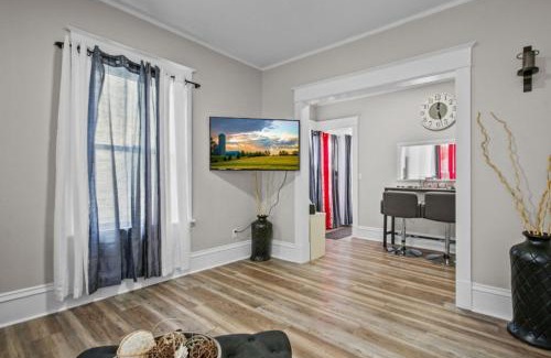 Midway Apartment | St Paul Fry Street Den Suite#1