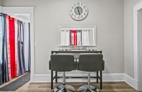Midway Apartment | St Paul Fry Street Den Suite#1
