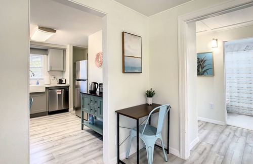 Historic Uptown Apartment | St Pete Charm! 2bd/1ba walk downtown Sunny 2nd Flr