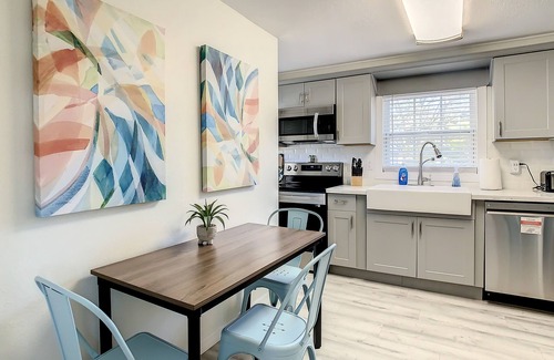 Historic Uptown Apartment | St Pete Charm! 2bd/1ba walk downtown Sunny 2nd Flr