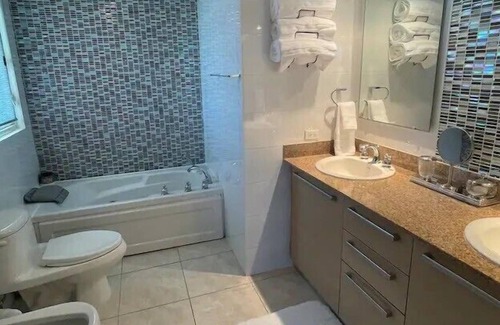 Herreras Condo | St. Regis 2 King Updated Near Beach/Pool