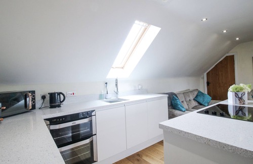 Bishops Castle Cottage | STABLE COTTAGE, pet friendly, character holiday cottage in Wentnor