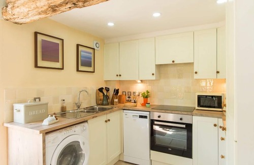 Upper Sapey Cottage | STABLE COTTAGE, pet friendly, with hot tub in Hanley William