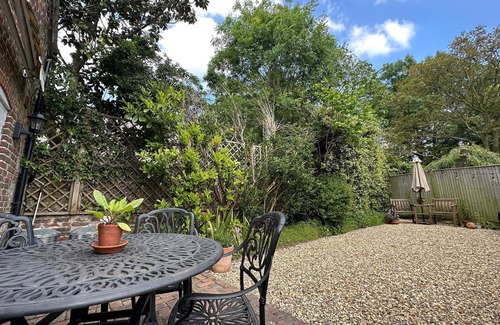 Emsworth Cottage | Stable Cottage - sleeps 4 guests in 2 bedrooms