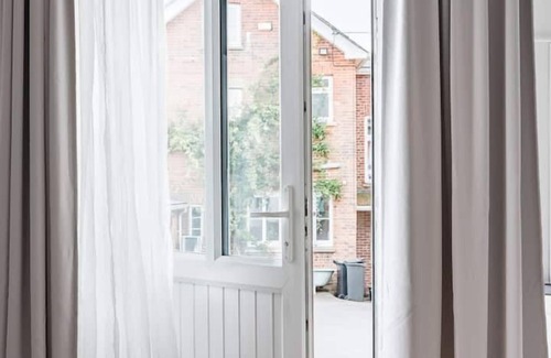Blandford Saint Mary House | STABLE - UNIQUE STAY | SLEEPS 2 | PETS ALLOWED | WI-FI