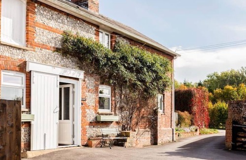 Blandford Saint Mary House | STABLE - UNIQUE STAY | SLEEPS 2 | PETS ALLOWED | WI-FI