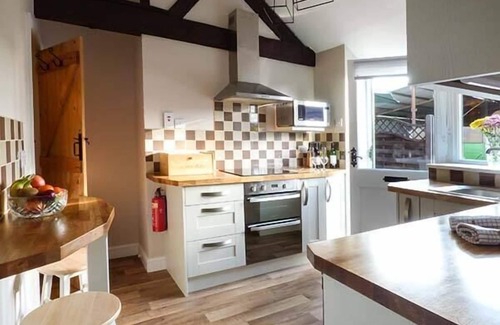 East Dereham Cottage | STABLE VIEW, pet friendly, character holiday cottage in Hingham