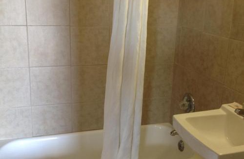 Athol Springs Hotel | Stadium View Inn