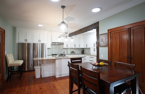 Niagara Falls House | Stamford village home with pool, hot tub