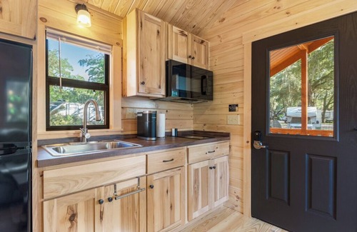 Thonotosassa Cabin | Standard Cabin with Premium Porch - Happy Travelers RV Resort