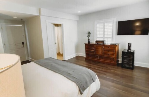 Downtown Hotel | Standard Guestroom (ADA) - 1 King · The Jefferson Inn Rm. 8