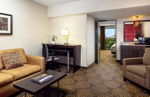 Camelback East House | Standard King at Holiday Inn & Suites Airport North - Pool and Outdoor Dining