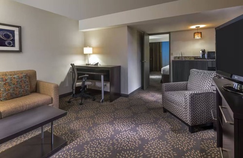 Camelback East House | Standard King at Holiday Inn & Suites Airport North - Pool and Outdoor Dining