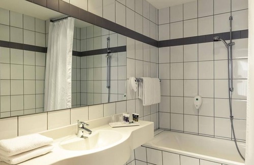 Neustadt-Glewe House | Standard room, shower, toilet, non-smoking - Hotel Schloss Neustadt-Glewe