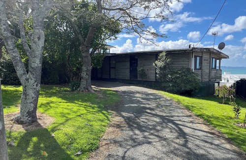 Stanmore Bay House | Stanmore Bay Log Cabin - short walk to beach