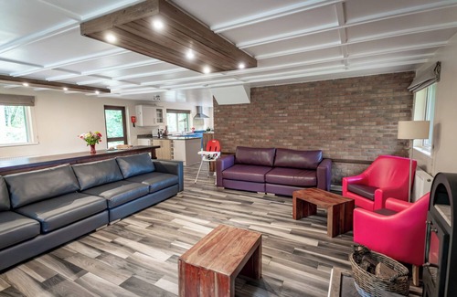 Farley Cabin | Stanton; woodland lodge for 14 with hot tub, log burner, BBQ, near Alton Towers.