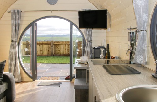Kingswood Cottage | STAPELEY POD, romantic, character holiday cottage in Chirbury