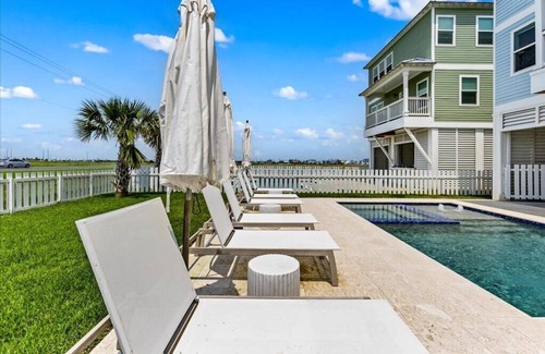 Galveston House | Starfish Retreat: Your Luxury Beachside Haven