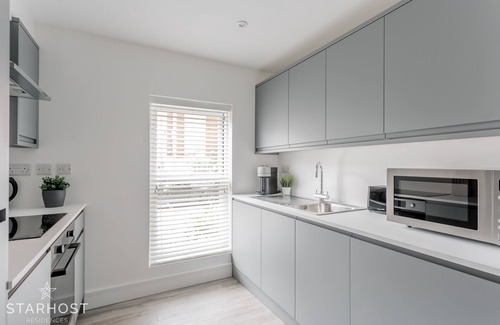 Newbury Apartment | StarHost Residences | Brand New 2 Bed Apartment in Newbury Town Centre