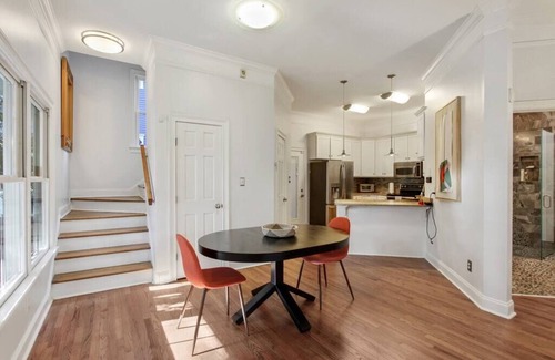 Metropolitan House | Starland Town House, Walk to the Park, Starland Town House