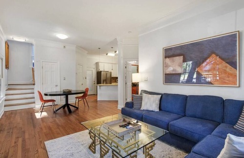 Metropolitan House | Starland Town House, Walk to the Park, Starland Town House