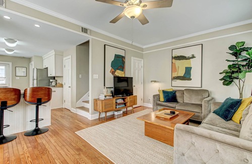 Metropolitan House | Starlands Executive Home-Off Street Parking & Private Deck Included!