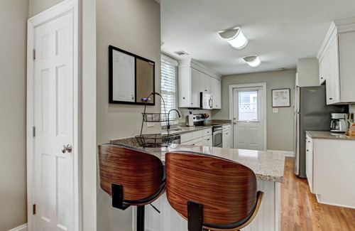 Metropolitan House | Starlands Executive Home-Off Street Parking & Private Deck Included!