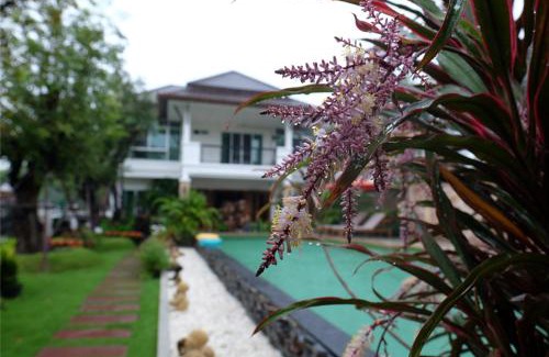 San Kamphaeng Villa | Starry Night Villa by Zhang Bin