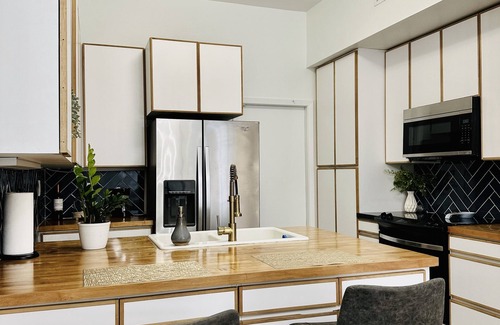 South Central Houston House | StarryNight @ Museum Park - Walk to Houston Museums, Hermann Park, Zoo & Dining!