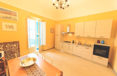 Vasto House | Stately residence in the center, with garden