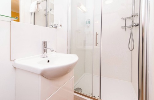 Beeston Hotel | Station Road - Contemporary 1bedroom Flat with 1 superking bed & ensuite bath