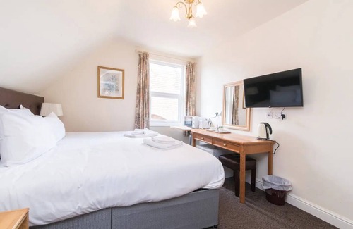 Beeston Hotel | Station Road - Contemporary 1bedroom Flat with 1 super king bed & ensuite bath
