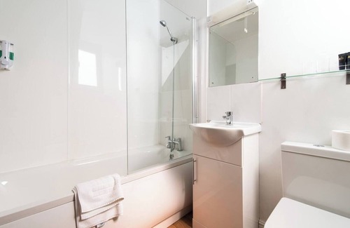 Beeston Hotel | Station Road - Contemporary 1bedroom Flat with 1 super king bed & ensuite bath