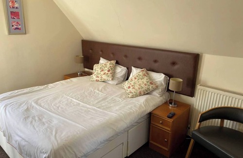 Beeston Hotel | Station Road - Contemporary 1bedroom Flat with 1 super king bed & ensuite bath