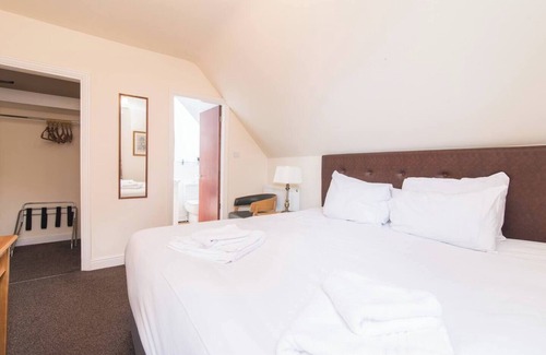 Beeston Hotel | Station Road - Contemporary 1bedroom Flat with 1 super king bed & ensuite bath
