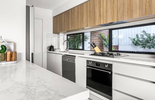 Wollongong CBD House | Station & Surf 3BR Wollongong Townhouse