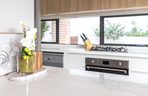 Wollongong CBD House | Station & Surf 3BR Wollongong Townhouse