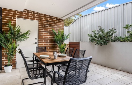 Wollongong CBD House | Station & Surf 3BR Wollongong Townhouse