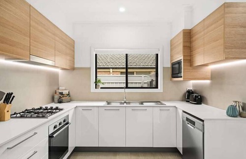 Booker Bay Apartment | Stay 7, pay 5 these school Holidays-cafes/beach