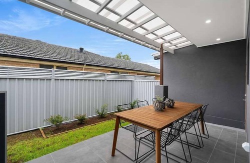 Booker Bay Apartment | Stay 7, pay 5 these school Holidays-cafes/beach