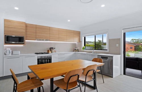 Booker Bay Apartment | Stay 7, pay 5 these school holidays- cafes/beach
