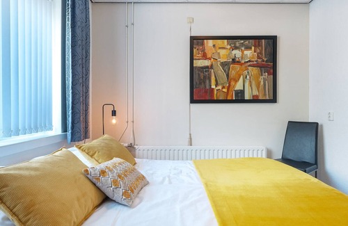 Ouddorp Hotel | Stay at Hotel-Pension Ouddorp, near sea and beach, just a 3-minute walk from the village center. Comfortable rooms with private bathroom. Ideal for a relaxing getaway or an active beach holiday!
