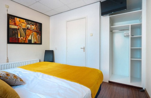 Ouddorp Hotel | Stay at Hotel-Pension Ouddorp, near sea and beach, just a 3-minute walk from the village center. Comfortable rooms with private bathroom. Ideal for a relaxing getaway or an active beach holiday!