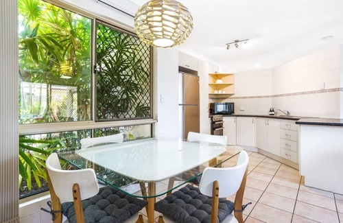 Kewarra Beach House | Stay at the Albatross- Tropical Beachside Escape | Cosy 2BR Apartment | Pool Access