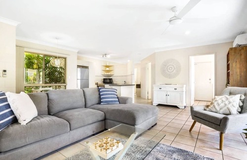 Kewarra Beach House | Stay at the Albatross- Tropical Beachside Escape | Cosy 2BR Apartment | Pool Access