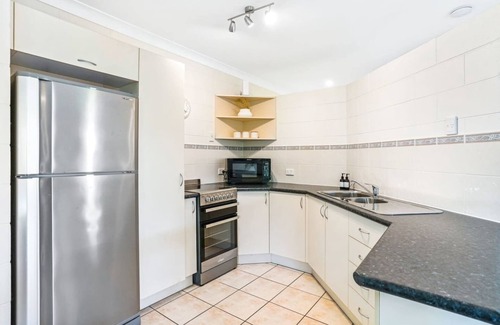 Kewarra Beach House | Stay at the Albatross- Tropical Beachside Escape | Cosy 2BR Apartment | Pool Access