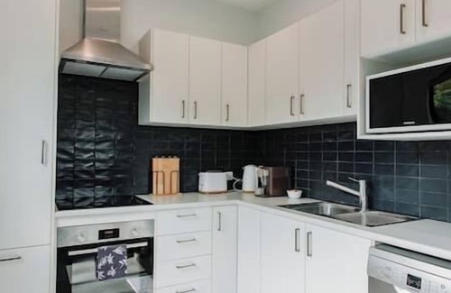 Booragul House | Stay by the lake! 2-bedroom granny flat