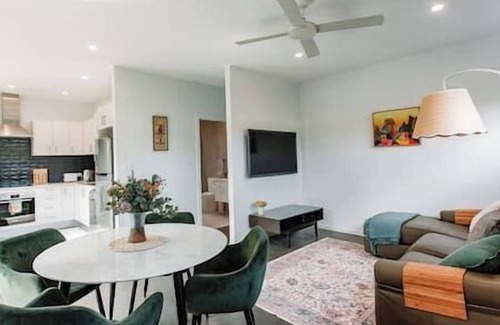 Booragul House | Stay by the lake! 2-bedroom granny flat