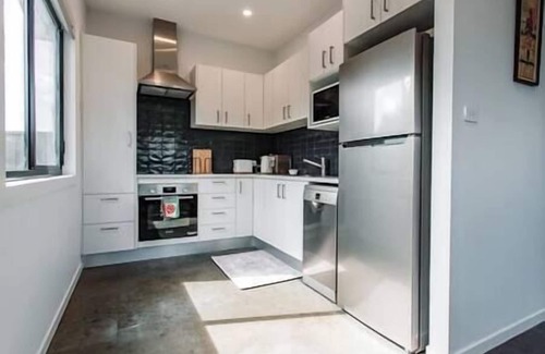 Booragul House | Stay by the lake! 2-bedroom granny flat