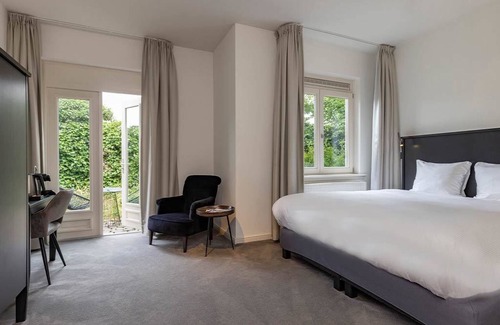 Baarlo Hotel | Stay Close to Nature with Free Parking and Dining!